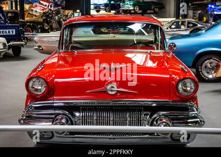 SINSHEIM, GERMANY - MAI 2022: red Pontiac Chieftain 1957 Stock Photo