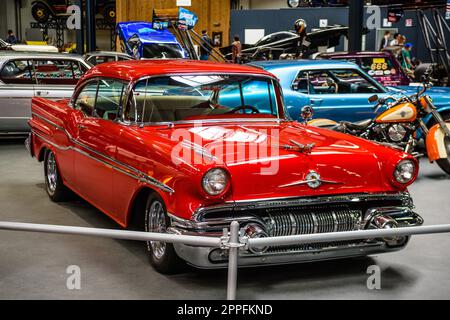 SINSHEIM, GERMANY - MAI 2022: red Pontiac Chieftain 1957 Stock Photo