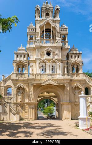 Large extraordinary gateway in the Buddhist monastery Sunandarama Maha Vihara in Sri Lanka Stock Photo