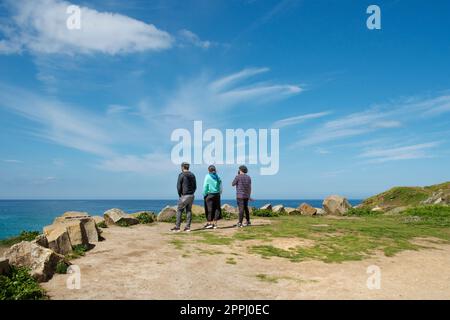 Holidaymakers at Towan Head enjoying the view over Fistral Bay in Newquay in Cornwall in the UK. Stock Photo