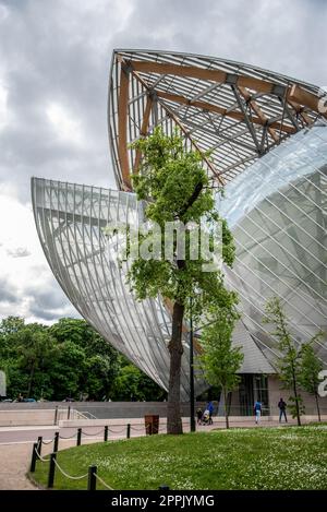 The modern architecture of Louis Vuitton Foundation by Frank Gehry, Paris,  France Stock Photo - Alamy