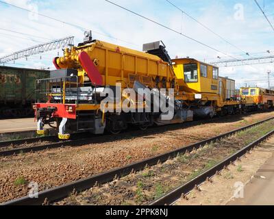 https://l450v.alamy.com/450v/2ppk8nj/svir-russia-august-6-2021-train-serving-the-railroad-snow-and-wood-cutting-steel-nozzles-special-transport-of-the-russian-railways-locomotive-with-equipment-for-cleaning-reconstruction-and-repair-2ppk8nj.jpg