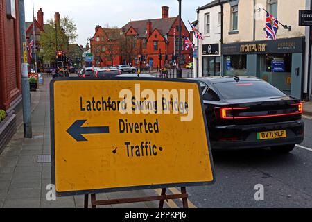 Latchford Swing Bridge closed - diverted traffic sign, A50, traffic chaos and delays, Stockton Heath, Warrington, Cheshire, England, UK, WA4 6SG Stock Photo