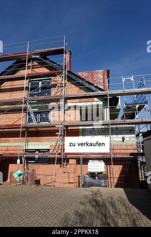 Neubau eines Hauses mit Schild zu verkaufen Stock Photo