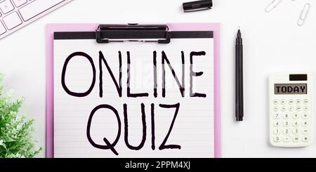 Conceptual caption Online Quiz. Business overview game or a mind sport that are published on the Internet Stock Photo