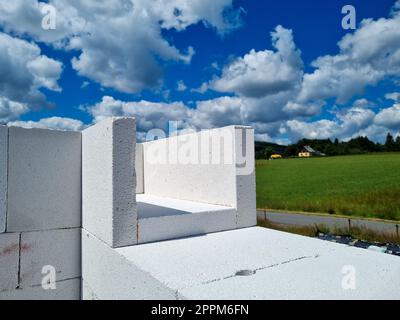 White Wall of Autoclaved Aerated Cellular Lightweight Concrete and U Shell for reinforced beams Stock Photo