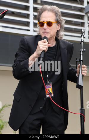 **FILE PHOTO** Richard Lewis Diagnosed With Parkinson's Disease. Richard Lewis at Ringo Starr's Birthday Fan Gathering At Capitol Records in Hollywood, California on July 07, 2015. Credit: David Edwards/MediaPunch Stock Photo