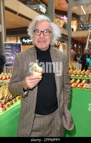 Stefan Gwildis, Charity Osterhasen Verkauf zu Gunsten des Kinder Club Hamburg die sich um Kinder im Vorschul und Grundschulalter kÃ¼mmert die aus der Ukraine geflÃ¼chtet sind, Europa Passage, Hamburg, 23.03.2023 Stock Photo