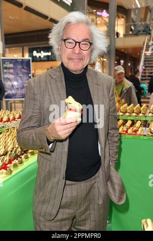 Stefan Gwildis, Charity Osterhasen Verkauf zu Gunsten des Kinder Club Hamburg die sich um Kinder im Vorschul und Grundschulalter kÃ¼mmert die aus der Ukraine geflÃ¼chtet sind, Europa Passage, Hamburg, 23.03.2023 Stock Photo