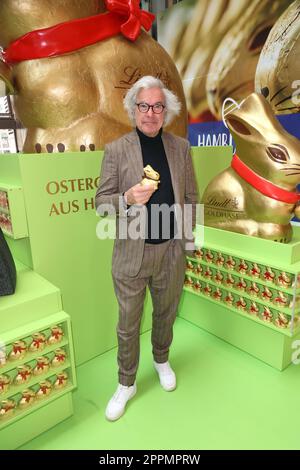 Stefan Gwildis, Charity Osterhasen Verkauf zu Gunsten des Kinder Club Hamburg die sich um Kinder im Vorschul und Grundschulalter kÃ¼mmert die aus der Ukraine geflÃ¼chtet sind, Europa Passage, Hamburg, 23.03.2023 Stock Photo