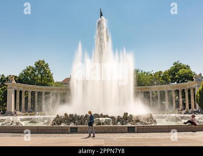 VIENNA, AUSTRIA - AUGUST 29: The Hochstrahlbrunnen fountain and the Soviet War Memorial at the Schwarzenbergplatz in Vienna, Austria on August 29 Stock Photo