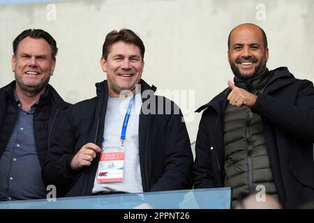 GENEVA - (lr) AZ Alkmaar general manager Robert Eenhoorn, AZ Alkmaar director of football affairs Max Huiberts, AZ Alkmaar coach Pascal Jansen during the UEFA Youth League final match between AZ Alkmaar and Hajduk Split at Stade de Geneve on April 24, 2023 in Geneva, Switzerland . ANP ED VAN DE POL Stock Photo