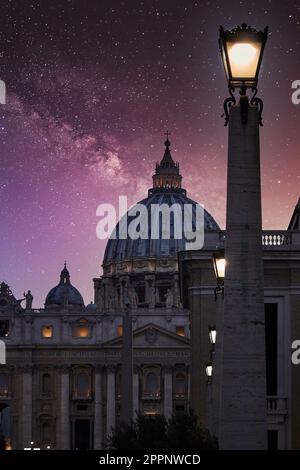 Piazza san Pietro in Roma, l cielo drammatico al tramonto rende l'atmosfera surreale, facendo risaltare l'iconica architettura della piazza. Stock Photo