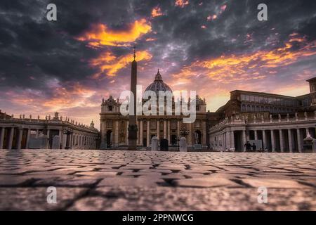 Piazza San Pietro in Vaticano, Roma. Il cielo drammatico al tramonto rende l'atmosfera surreale, facendo risaltare l'iconica architettura della piazza Stock Photo