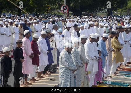 Kolkata, India. 22nd Apr, 2023. Devotees offer namaz or prayer on the occasion of Eid-ul-Fitr at Red Road on the occassion of Eid-ul-Fitr on April 22, 2023 in Kolkata, India. (Credit Image: © Saikat Paul/eyepix via ZUMA Press Wire) EDITORIAL USAGE ONLY! Not for Commercial USAGE! Stock Photo