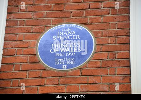 Blue plaque noting where Diana Princess of Wales lived at Coleherne Court, Old Brompton Road, between 1979 and 1981 Stock Photo