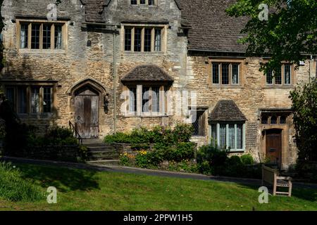 Historic merchants' houses in Cotswold wool town of Burford in West Oxfordshire, England.  Jacobean facade and Tudor doorway of the house on the left conceal a much older interior and early 1400s timbers. Stock Photo