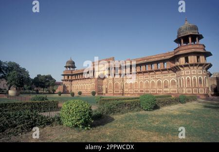 the architecture of the Agra Fort in the city of Agra in the Province of Uttar Pradesh in India.  India, Agra, April, 1998 Stock Photo