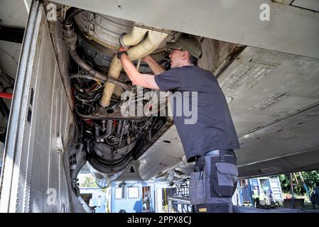 Aircraft engineer working on the Avro Vulcan B2 Bomber airplane; XM655; Wellesbourne airfield; nr. Stratford upon Avon; England UK Stock Photo