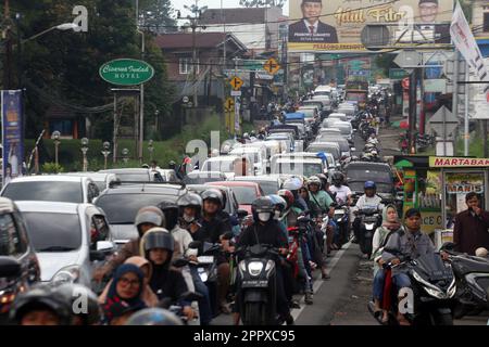 Bogor, West Java, Indonesia. 25th Apr, 2023. Traffic jams on Jalan Raya Puncak, Cisarua, Bogor Regency were caused by the flow of Eid homecoming accompanied by residents who wanted to vacation in the Puncak area. (Credit Image: © Fadli Akbar/Pacific Press via ZUMA Press Wire) EDITORIAL USAGE ONLY! Not for Commercial USAGE! Stock Photo