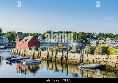 Famous red fishing shack Motif Number 1 in the harbor of Rockport, a small fishing village in Massachusetts, Essex County, New England, USA Stock Photo