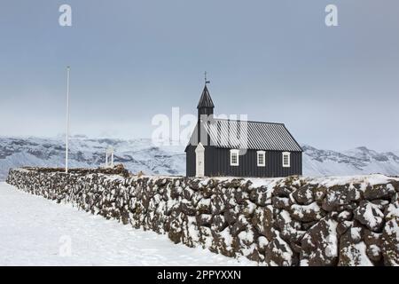 The old wooden parish church Búðakirkja / Budakirkja near Búðir / Budir in winter on the Snæfellsnes Peninsula, Western Region / Vesturland, Iceland Stock Photo