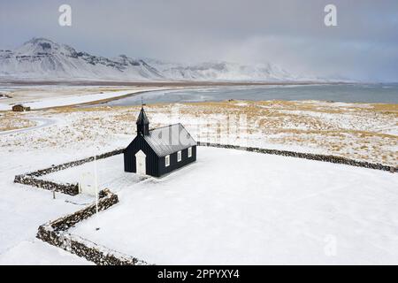 The old wooden parish church Búðakirkja / Budakirkja near Búðir / Budir in winter on the Snæfellsnes Peninsula, Western Region / Vesturland, Iceland Stock Photo