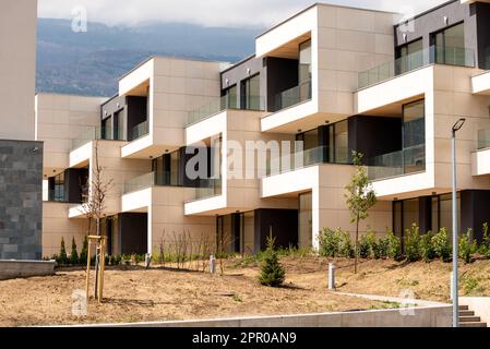 Housing Bulgaria and newly built modern apartment block in residential complex in the foot of Vitosha Mountain in Sofia, Bulgaria, Eastern Europe Stock Photo