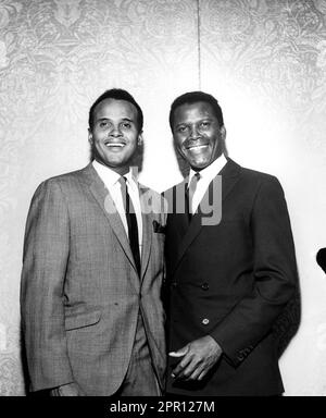 Circa 1966, Hollywood, California, USA: Actors HARRY BELAFONTE (L) and SIDNEY POITIER smiling together at an event in Hollywood. (Credit image © Globe Photos via ZUMA Press Wire) EDITORIAL USAGE ONLY! Not for Commercial USAGE! Stock Photo