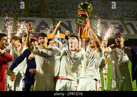 Salerno, Italy. 24th Apr, 2023. AS Roma players celebrate after winning the Coppa Italia Primavera final match between AS Roma and ACF Fiorentina at Stadio Arechi on April 25, 2023 in Salerno, Italy. - Credit: Nicola Ianuale/Alamy Live News Stock Photo
