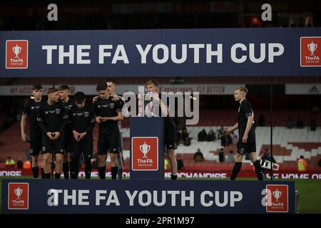 West Ham United celebrate with the trophy during the FA Youth Cup Final between Arsenal U18s and West Ham United U18s at the Emirates Stadium, London on Tuesday 25th April 2023. (Photo: Tom West | MI News) Credit: MI News & Sport /Alamy Live News Stock Photo