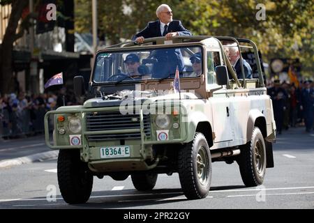 Sydney, Australia. 25th Apr, 2023. War veterans, defence personnel, war widows and descendants make their way down Elizabeth street during the ANZAC Day parade on April 25, 2023 in Sydney, Australia. This year's ANZAC day March comes 108 years to the day since Australia and New Zealand troops landed at Gallipoli to start the campaign Credit: IOIO IMAGES/Alamy Live News Stock Photo