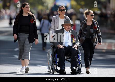 Sydney, Australia. 25th Apr, 2023. War veterans, defence personnel, war widows and descendants make their way down Elizabeth street during the ANZAC Day parade on April 25, 2023 in Sydney, Australia. This year's ANZAC day March comes 108 years to the day since Australia and New Zealand troops landed at Gallipoli to start the campaign Credit: IOIO IMAGES/Alamy Live News Stock Photo