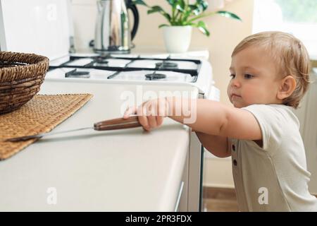 Bébé Jouant Avec Un Couteau Dangereux Image stock - Image du bambin,  responsabilité: 35132877