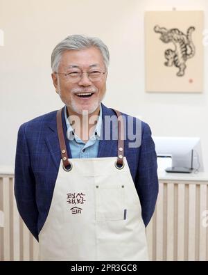 Photo] Moon Jae-in hosts soft opening for his bookshop : National : News :  The Hankyoreh