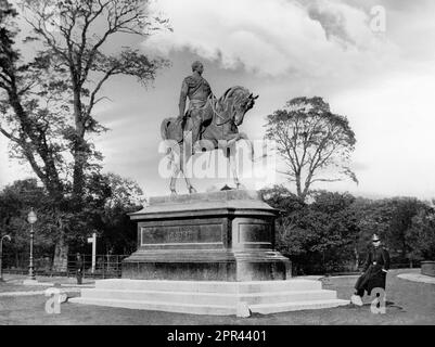 A Royal Irish Constabulary (RIC) policeman with a British soldier and ...