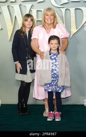 Photo Must Be Credited ©Alpha Press 078237 20/04/2023 Linda Robson and Granddaughters Besty and Lila Peter Pan and Wendy World Premiere In London Stock Photo