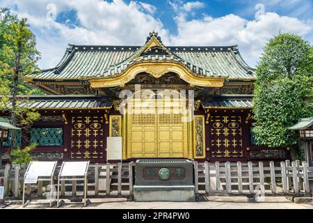 The Ueno Tosho-gu Shrine honden and Karamon in Ueno Park, Tokyo, Japan. The shrine was constructed in 1627 and is considered a great example of Shinto architecture from the Edo period. Stock Photo