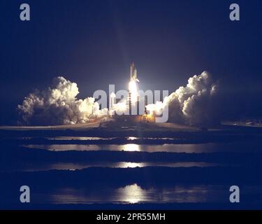 The Space Shuttle Atlantis blazes through the night sky to begin the STS-86 mission, slated to be the seventh of nine planned dockings of the Space Shuttle with the Russian Space Station Mir. Liftoff on September 25 from Launch Pad 39A was at 10:34 p.m. EDT, within seconds of the preferred time, during a six minute, 45 second launch window. The 10 day flight will include the transfer of the sixth U.S. astronaut to live and work aboard the Mir. After the docking, STS-86 Mission Specialist David A. Wolf will become a member of the Mir 24 crew, replacing astronaut C. Michael Foale, who will retur Stock Photo
