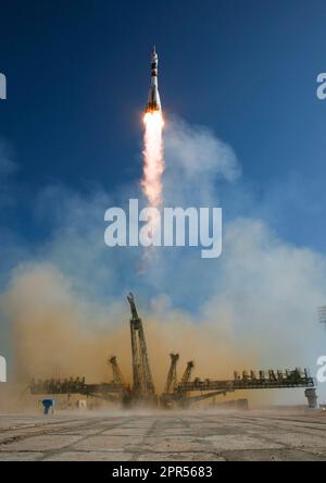 The Soyuz TMA-16 launches from the Baikonur Cosmodrome in Kazakhstan on Wednesday, Sept. 30, 2009 carrying Expedition 21 Flight Engineer Jeffrey N. Williams, Flight Engineer Maxim Suraev and Spaceflight Participant Guy Laliberté to the International Space Station. (Photo Credit: NASA/Bill Ingalls) Stock Photo