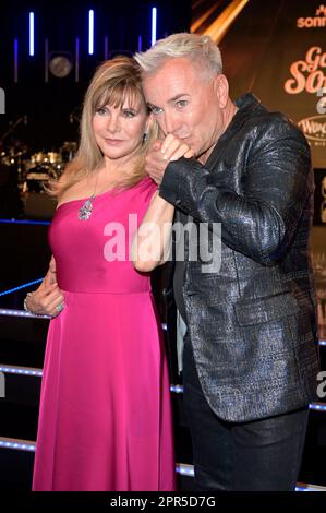 Deborah Sasson und Uwe Kröger bei der Verleihung der Goldenen Sonne 2023 während der Sonnenklar.TV Gala im Wunderland Kalkar. Kalkar, 22.04.2023 Stock Photo