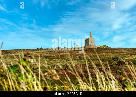 Cornish view with abandoned Greenburrow Pumping Engine House (Ding Dong Mine) in background - Cornwall, United Kingdom Stock Photo