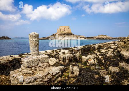 Fortified castel, Fort du Petit Be, beach and sea, Saint-Malo city, Brittany, France Stock Photo