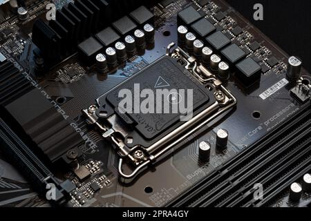 Modern CPU socket closed lid cover warnings, LGA 17xx, 18xx, 12 gen Intel processor installation process, building a PC, parts, components upgrade, de Stock Photo