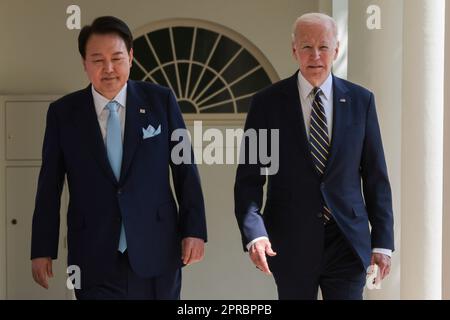 Washington, Vereinigte Staaten. 26th Apr, 2023. President Yoon Suk-yeol of the Republic of Korea and U.S. President Joe Biden walk on the Colonnade at The White House in Washington, DC on April 26, 2023. Credit: Oliver Contreras/Pool via CNP/dpa/Alamy Live News Stock Photo