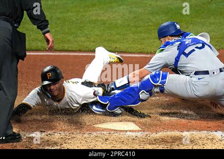 Matt Vierling avoids tag with AMAZING slide! 