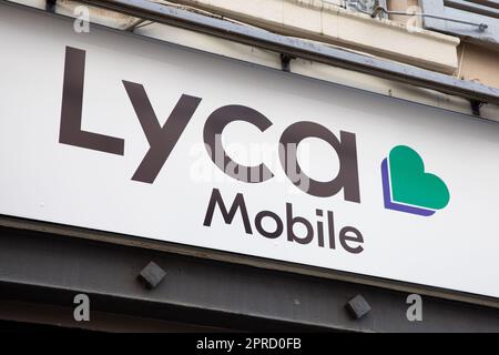 Lycamobile mobile phone shop sign, in English and Arabic Stock Photo ...
