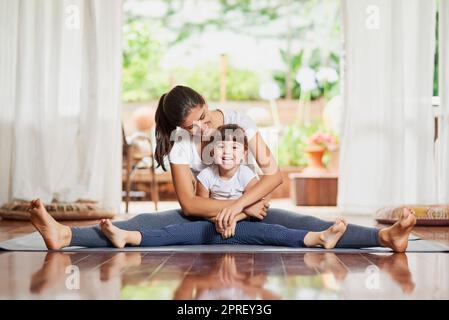 Family with two kids doing pilates with softball - Stock Photo [103174470]  - PIXTA