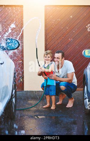 Kids washing car hi-res stock photography and images - Alamy