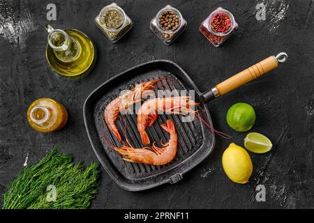 Top view of unpeeled shrimp with head in frying pan Stock Photo